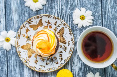 Fincan çay ve kek ile natürmort