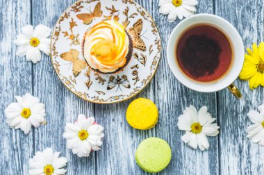 Fincan çay ve kek ile natürmort