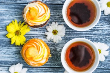 Fincan çay ve kek ile natürmort