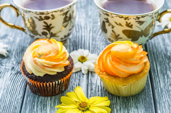 Nature morte avec tasse de thé et gâteau — Photo