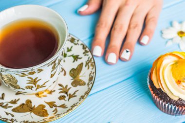 Fincan çay ve kek ile natürmort