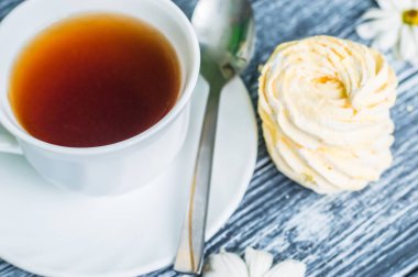 Fincan çay ve kek ile natürmort