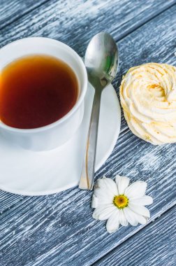 Fincan çay ve kek ile natürmort