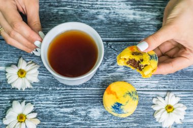 Fincan çay ve kek ile natürmort