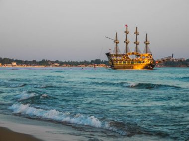 Türkiye'de sahilde günbatımı sırasında deniz manzarası