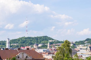 Cityscape arka planını eski Ukrayna'da Lviv şehirde yaz sezonu parçası