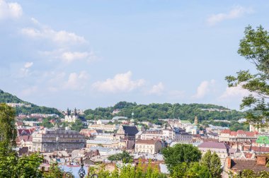 Cityscape arka planını eski Ukrayna'da Lviv şehirde yaz sezonu parçası