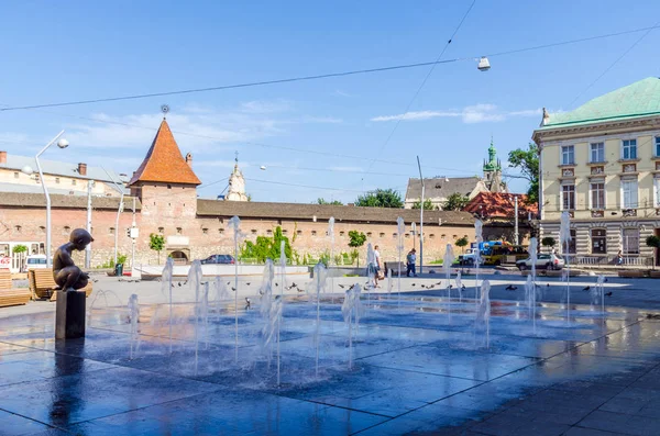 Paysage urbain arrière-plan de la vieille partie de la ville de Lviv en Ukraine dans la saison estivale — Photo