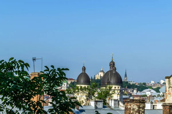 Stadsbilden bakgrund av gamla delen av staden Lviv i Ukraina under sommarsäsongen — Stockfoto