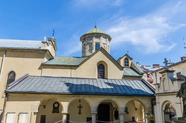 Stadsgezicht achtergrond van het oude deel van de stad Lviv in Oekraïne in het zomerseizoen — Stockfoto