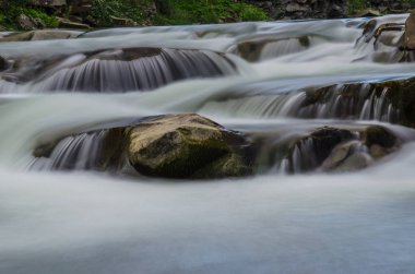 Yaremche Köyü şelale ile arka plan manzara