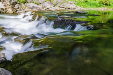 Yaremche Köyü şelale ile arka plan manzara