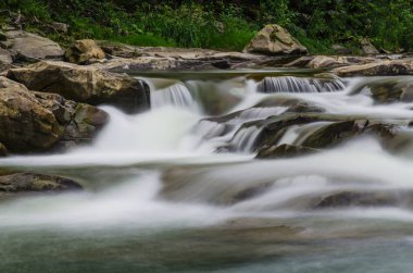 Yaremche Köyü şelale ile arka plan manzara