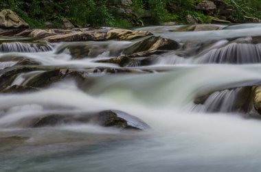 Yaremche Köyü şelale ile arka plan manzara