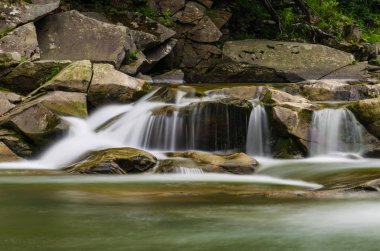 Yaremche Köyü şelale ile arka plan manzara