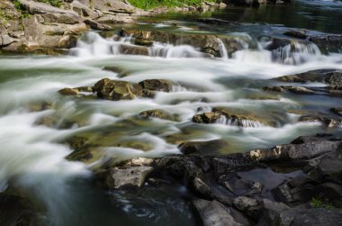 Yaremche Köyü şelale ile arka plan manzara