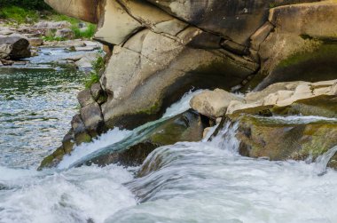 Yaremche Köyü şelale ile arka plan manzara