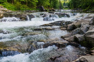 Yaremche Köyü şelale ile arka plan manzara