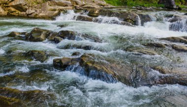 Yaremche Köyü şelale ile arka plan manzara