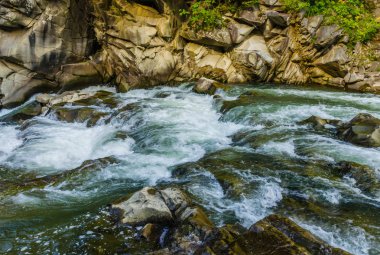 Yaremche Köyü şelale ile arka plan manzara