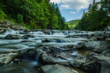 Yaremche Köyü şelale ile arka plan manzara