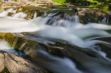 Yaremche Köyü şelale ile arka plan manzara