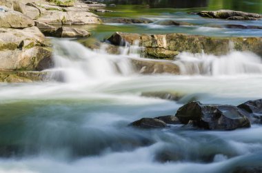 Yaremche Köyü şelale ile arka plan manzara