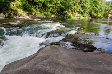 Yaremche Köyü şelale ile arka plan manzara