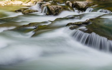 Yaremche Köyü şelale ile arka plan manzara