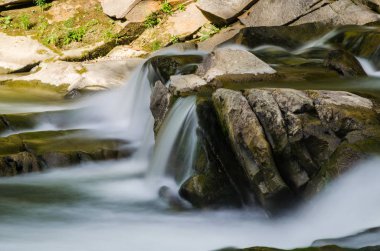 Yaremche Köyü şelale ile arka plan manzara