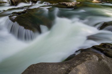 Yaremche Köyü şelale ile arka plan manzara