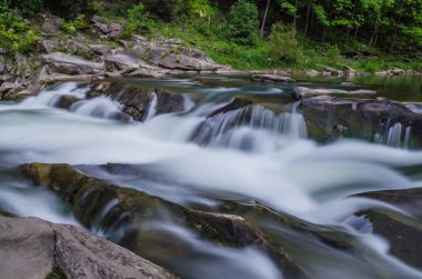 Yaremche Köyü şelale ile arka plan manzara