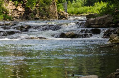 Yaremche Köyü şelale ile arka plan manzara