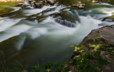 Yaremche Köyü şelale ile arka plan manzara