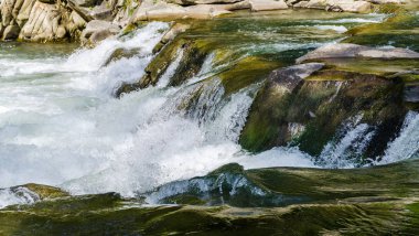Yaremche Köyü şelale ile arka plan manzara