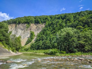Yaremche Köyü şelale ile arka plan manzara
