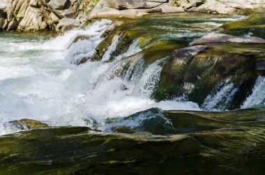 Yaremche Köyü şelale ile arka plan manzara