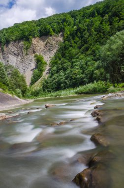 Yaremche Köyü şelale ile arka plan manzara
