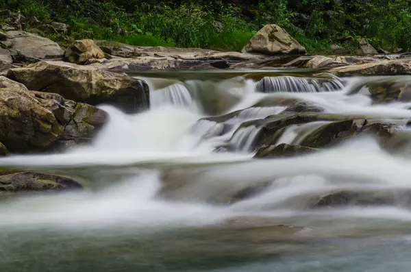 Yaremche Köyü şelale ile arka plan manzara