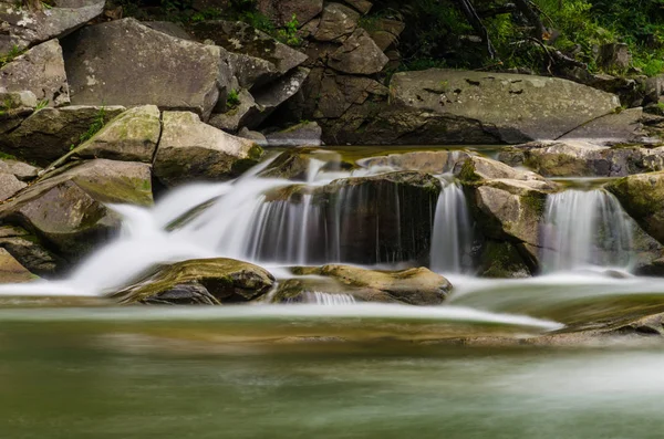 Yaremche Köyü şelale ile arka plan manzara
