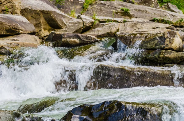 Yaremche Köyü şelale ile arka plan manzara
