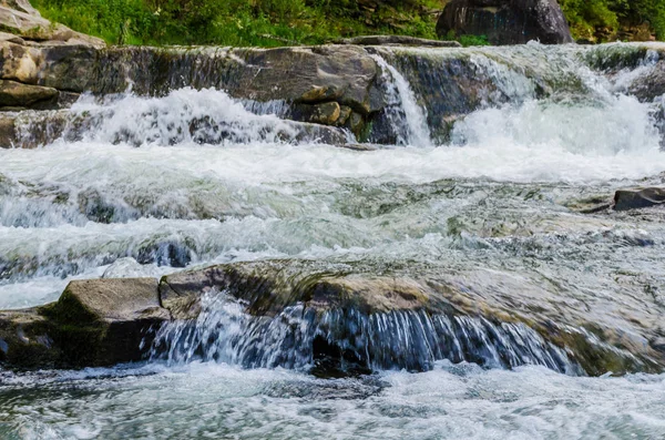Yaremche Köyü şelale ile arka plan manzara