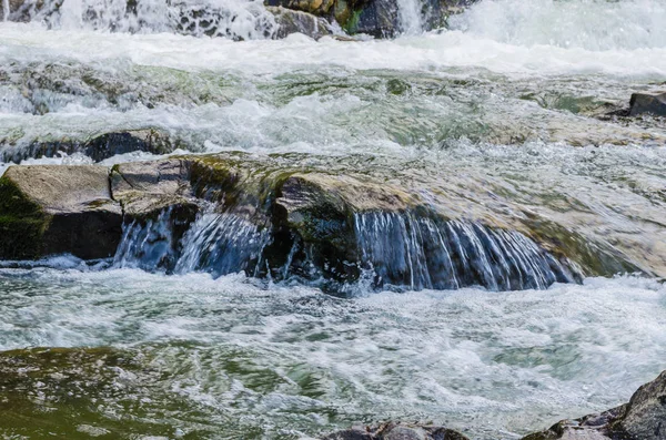 Yaremche Köyü şelale ile arka plan manzara