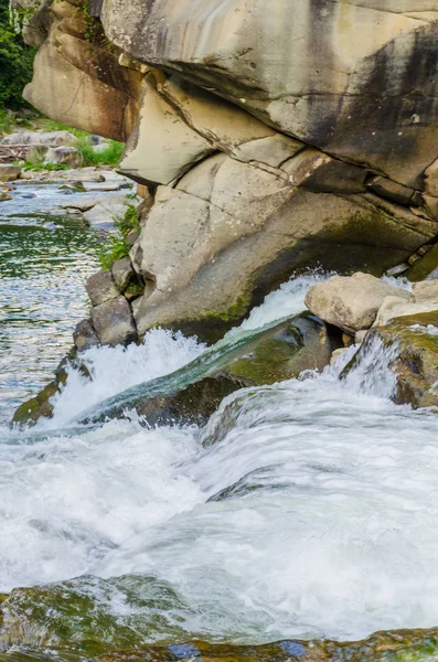 Yaremche Köyü şelale ile arka plan manzara