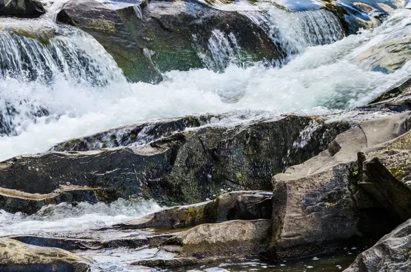 Yaremche Köyü şelale ile arka plan manzara