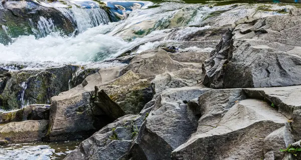 Yaremche Köyü şelale ile arka plan manzara