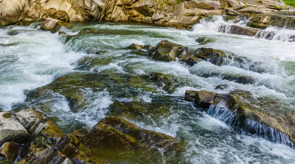 Yaremche Köyü şelale ile arka plan manzara