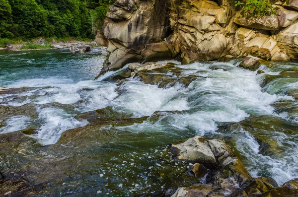 Yaremche Köyü şelale ile arka plan manzara