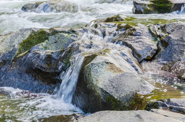 Yaremche Köyü şelale ile arka plan manzara