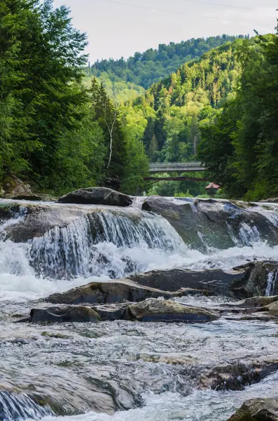 Yaremche Köyü şelale ile arka plan manzara